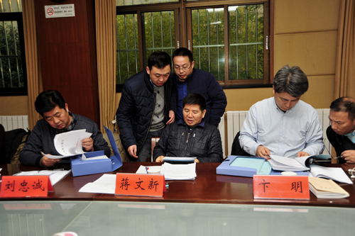 省住房和城乡建设厅房地产处调研员蒋文新一行在调研座谈会上查看危房
