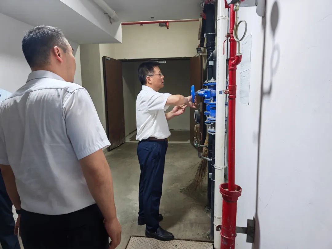 局领导“四不两直”督查新交付小区物业服务管理工作...
