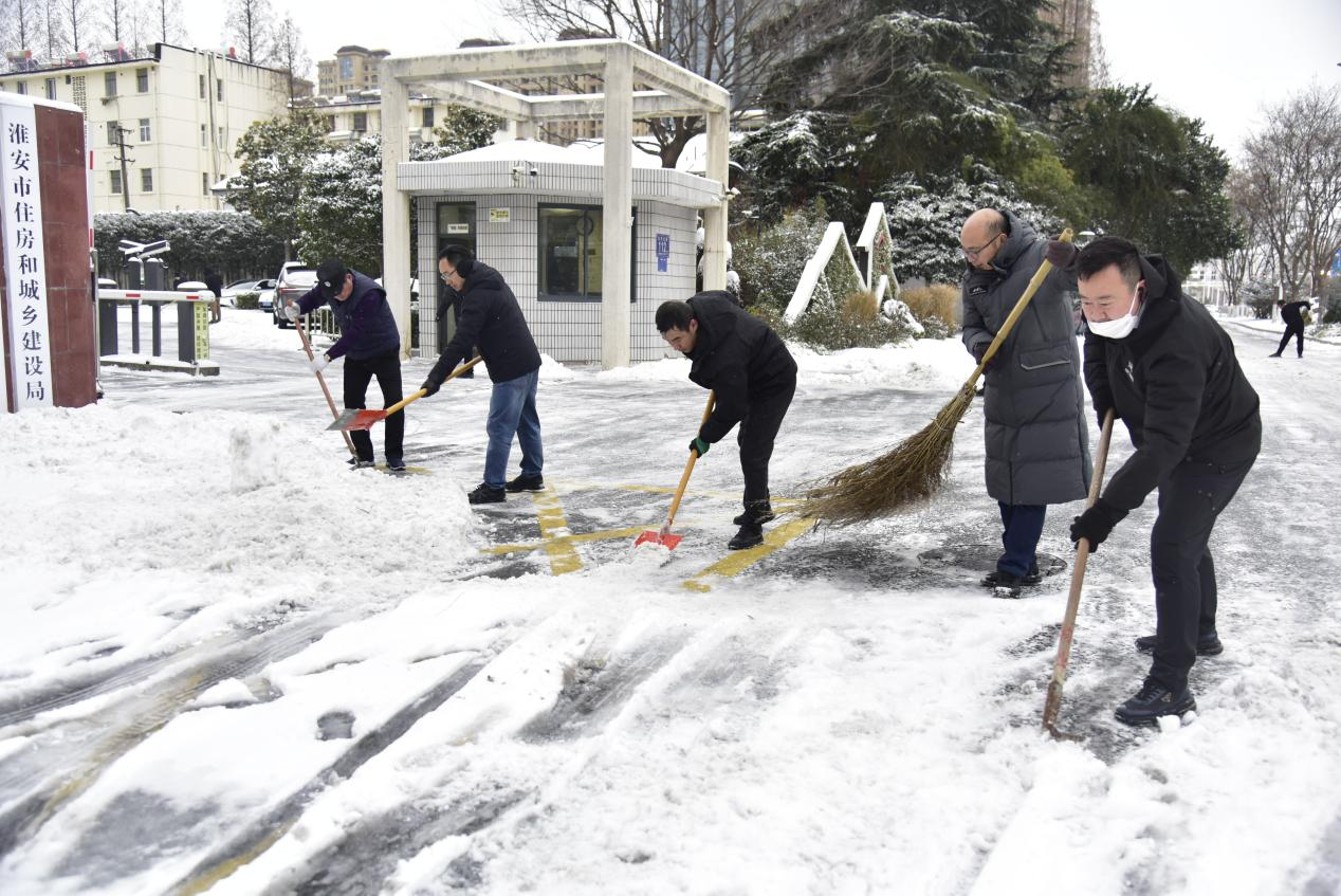 以雪为令 迎寒而上！淮安住建连夜扫雪除冰守护平安...