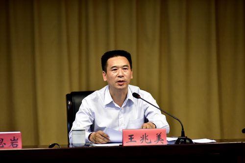 市大气办主任王兆美在会议上通报淮安市空气质量情况