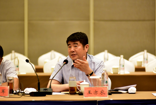党委书记,局长王亦农在座谈会上谈想法提建议