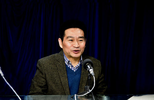 副局长黄富国在《政风热线》栏目直播现场在线回答听众提出的棚户区