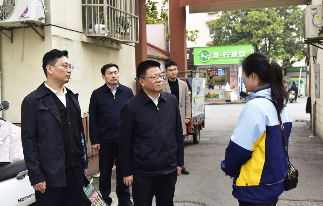 孙邦宾“四不两直”检查小区物业管理工作